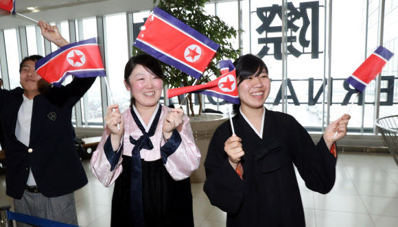 북한 선수단이 17일 오후 신치토세 공항을 통해 입국하자 조선총련 학생들이 공항에 나와 반기고 있다. 연합뉴스