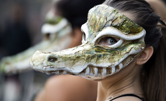 동물보호단체 페타(PeTA)의 활동가들이 17일(현지시간) 영국 런던에서 열리고 있는 런던 패션위크 현장을 방문해 악어 얼굴탈을 쓰고 악어가죽 사용에 반대하는 시위를 벌이고 있다. EPA 연합뉴스