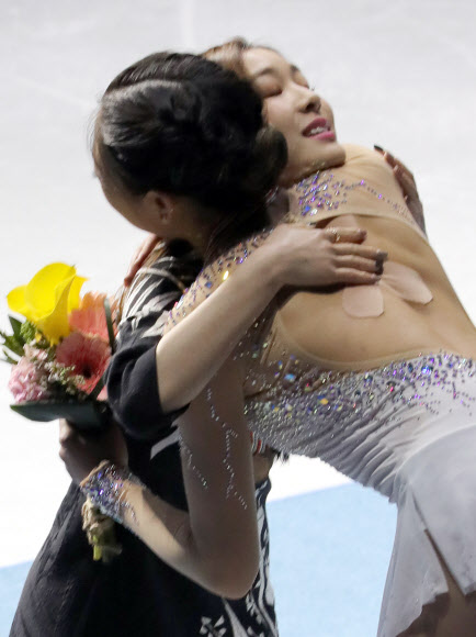 김연아 여자 피겨 시상식자로 등장