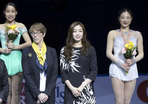기념촬영하는 김연아