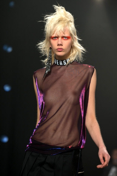 모델이 18일(현지시간) 영국 런던에서 열린 런던 패션 위크 베르수스(베르사체) 패션쇼에서 의상을 선보이고 있다.<br>AFP 연합뉴스