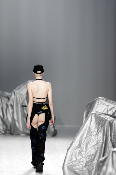 19일(현지시간) 스페인 마드리드에서 열린 마드리드 패션위크 중 디자이너 마리아 케 피셔맨의 컬렉션 의상을 입은 모델이 런웨이를 걷고 있다.<br>AP 연합뉴스