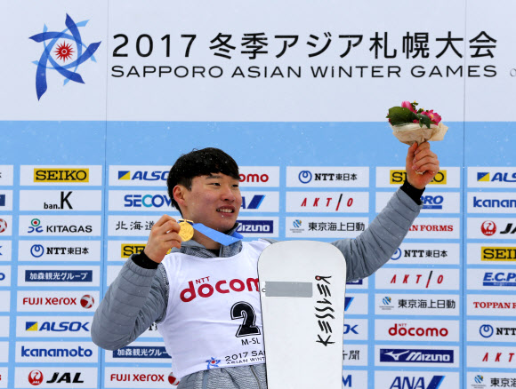 20일 일본 홋카이도 삿포로의 데이네 뉴 슬라럼 코스에서 열린 스키 스노보드 남자 회전에서 우승하며 2관왕에 올랐다. AP 연합뉴스