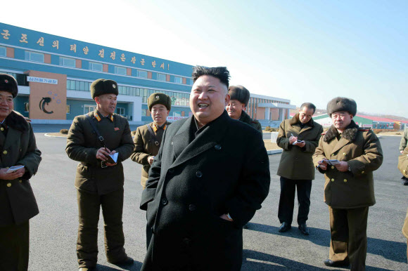 메기공장 시찰하며 웃는 김정은