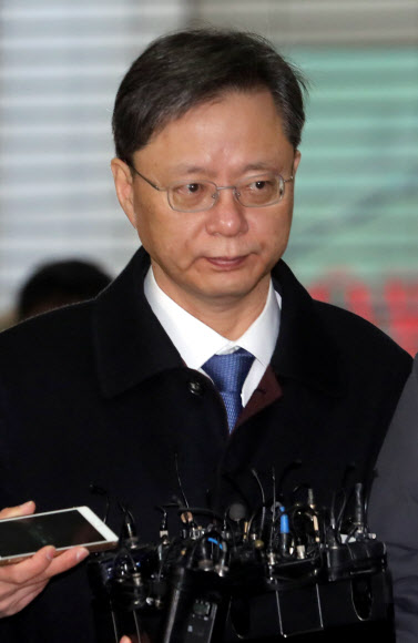 영장실질심사를 앞둔 우병우 전 청와대 민정수석비서관이 21일 서울 강남구 대치동 특검 사무실로 들어서고 있다. 연합뉴스