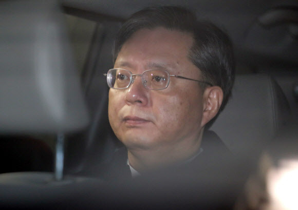 영장실질심사를 앞둔 우병우 전 청와대 민정수석비서관이 21일 서울 강남구 대치동 특검을 떠나 법원으로 향하고 있다.  연합뉴스