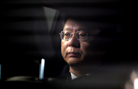 영장실질심사를 앞둔 우병우 전 청와대 민정수석비서관이 21일 서울 강남구 대치동 특검 사무실에서 법원으로 가기위해 차량에 탑승해 있다.  연합뉴스