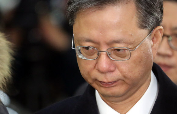 영장실질심사를 앞둔 우병우 전 청와대 민정수석비서관이 21일 서울 강남구 대치동 특검 사무실에서 법원으로 향하고 있다.  연합뉴스