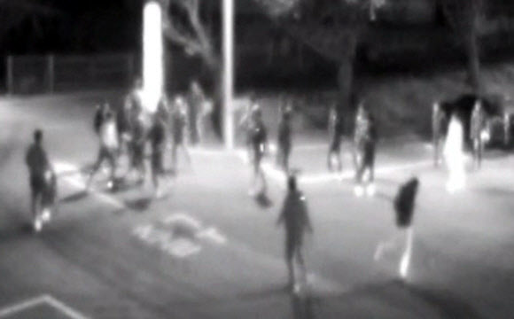 전북지방경찰청 광역수사대는 21일 폭력조직간 집단 난투극을 벌인 혐의(폭력행위 등 처벌에 관한 법률 위반)로 전주지역 양대 폭력조직으로 불리는 월드컵파와 오거리파 조직원 35명을 구속했다. CCTV에 찍힌 폭행 장면.  전북지방경찰청 제공=연합뉴스