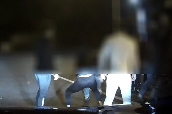 전북지방경찰청 광역수사대는 21일 폭력조직간 집단 난투극을 벌인 혐의(폭력행위 등 처벌에 관한 법률 위반)로 전주지역 양대 폭력조직으로 불리는 월드컵파와 오거리파 조직원 35명을 구속했다. 차량 블랙박스에 찍힌 폭행 장면.  전북지방경찰청 제공=연합뉴스