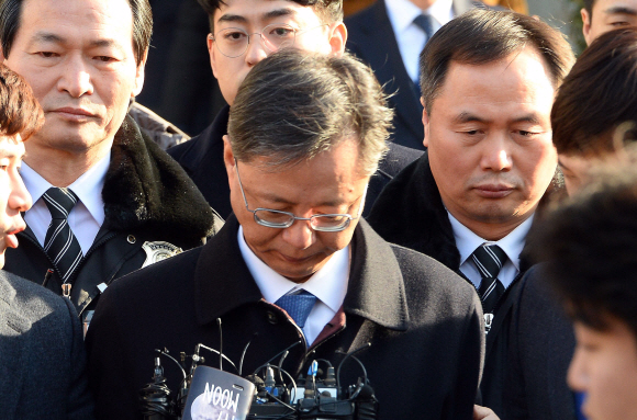 직권남용 등 혐의를 받고 있는 우병우 전 청와대 민정수석이 21일 서울 서초동 중앙지법에서 열린 영장실질심사를 마친 뒤 구치소로 향하는 차량으로 이동하고 있다.  박윤슬 기자 seul@seoul.co.kr