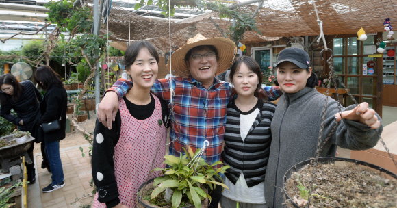 이종노 원평허브농원 대표와 함께 일하는 세 딸들이 허브향 가득한 농원에서 기념 촬영을 하고 있다.  이언탁 기자 utl@seoul.co.kr