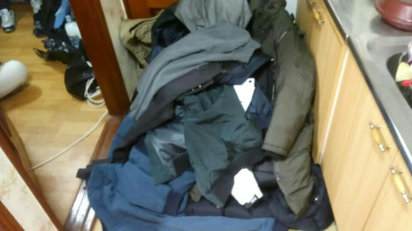훔친 옷 수북