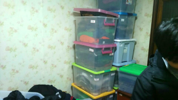 방안에 쌓인 훔친 옷