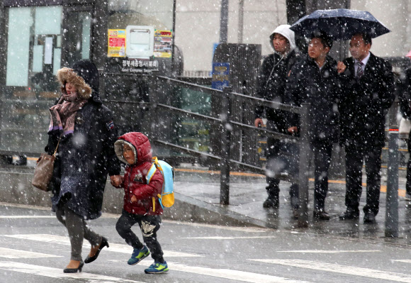엄마와 눈을 맞으며...