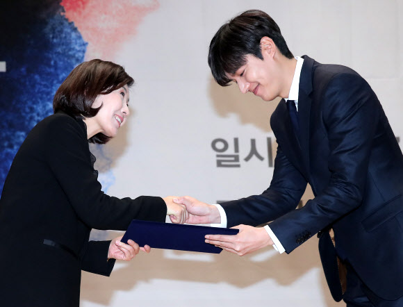 국가브랜드 문화부문 대상 수상하는 이민호