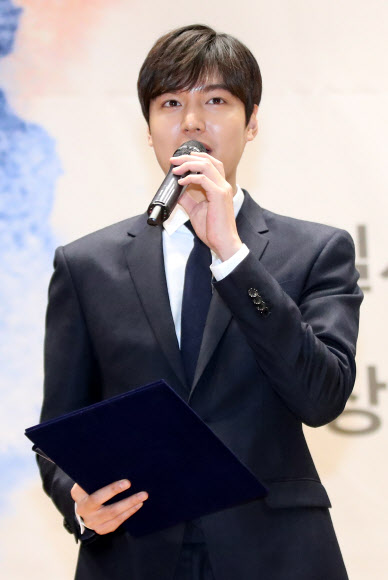 수상 소감 밝히는 이민호