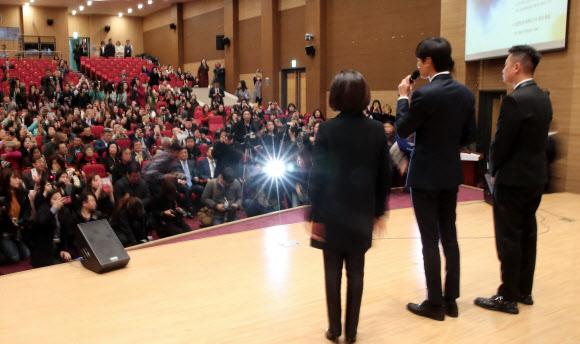 수상 소감 밝히는 이민호