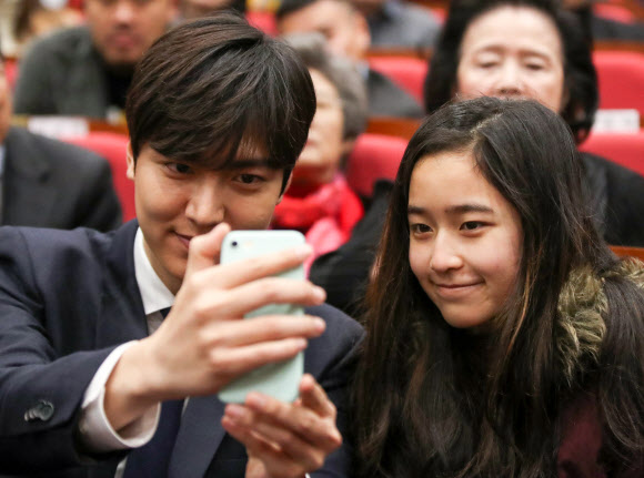 팬서비스도 확실한 이민호