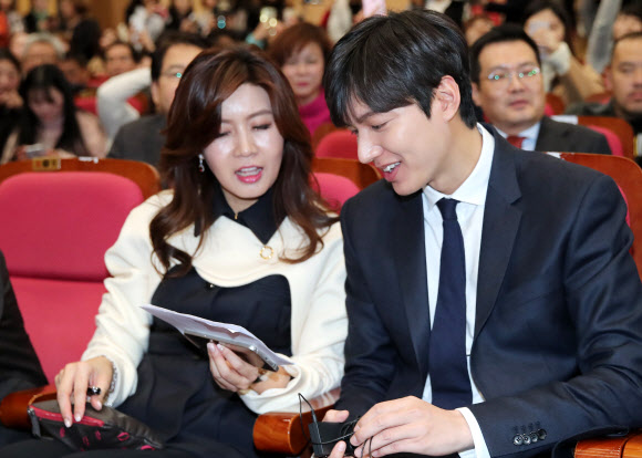 이야기하는 이민호-최유진 원장