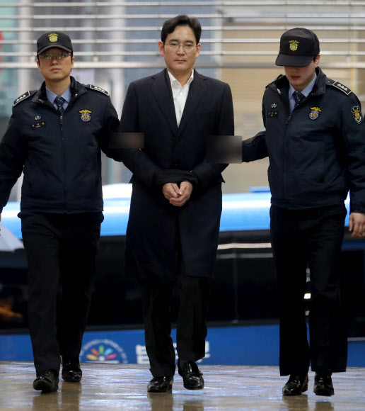 이재용 삼성전자 부회장이 구속 후 세 번째 조사를 받기 위해 22일 서울 강남구 대치동 특검 사무실에 도착하고 있다. 연합뉴스