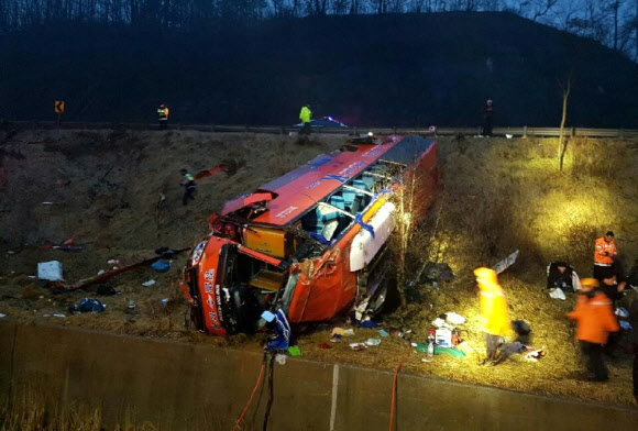 “아찔한 사고 현장” 5m 언덕 아래로 추락한 버스
