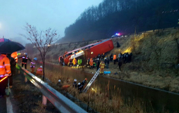 “아찔한 사고 현장” 5m 언덕 아래로 추락한 버스