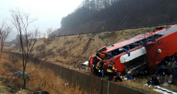 언덕으로 추락한 버스