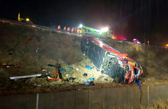 아수라장 된 버스 추락 사고 현장