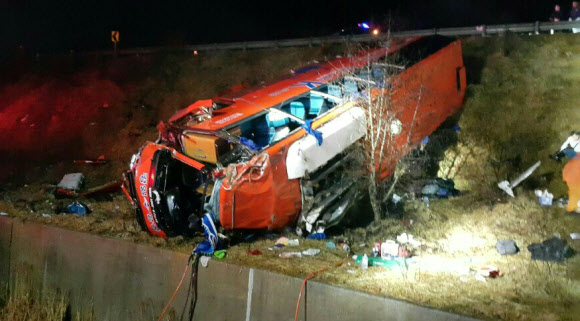 아수라장 된 버스 추락 사고 현장