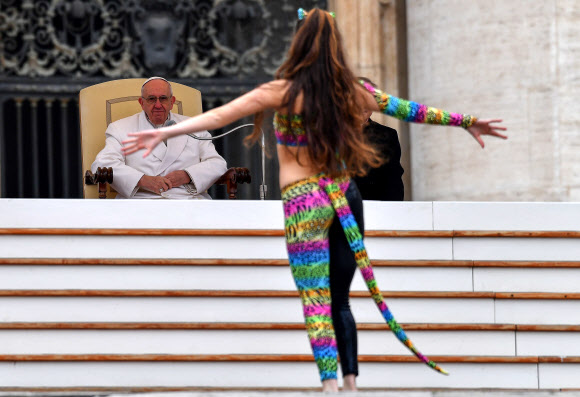 프란치스코 교황이 22일(현지시간) 로마 교황청에서 열린 서커스 공연에 참석해 관람하고 있다. AFP 연합뉴스