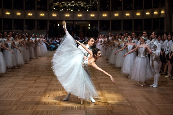 22일(현지시간) 오스트리아 빈 국립 오페라 극장에서 화려한 발레복을 입은 공연단원들이 다음날 열릴 예정인 오페라 무도회 본 공연에 앞서 리허설을 하고 있다. EPA 연합뉴스