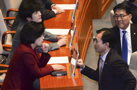 국회 본회의가 열린 23일 추미애 민주당 대표(왼쪽)가 국회 본회의장에서 동료 의원들과 얘기하고 있다. 이종원 선임기자 jongwon@seoul.co.kr