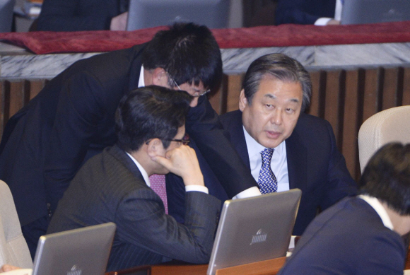 국회 본회의가 열린 23일 김무성 바른정당 의원(오른쪽)가 정병국 바른정당 대표(왼쪽) 등과 얘기하고 있다. 이종원 선임기자 jongwon@seoul.co.kr