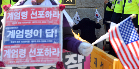 23일 서울 종로구 재동 헌법재판소 앞에서 탄핵반대 지지자들이 시위를 하고 있다. 박윤슬 기자 seul@seoul.co.kr