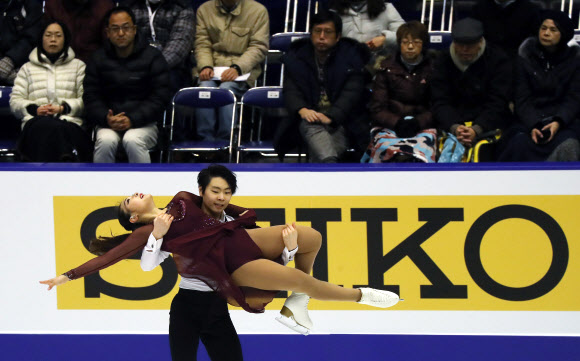 23일 일본 삿포로 마코마나이 실내 빙상장에서 열린 2017 삿포로 동계아시안게임 피겨스케이팅 쇼트 댄스에 출전한 한국 이호정과 감강인이 연기를 펼치고 있다.  연합뉴스