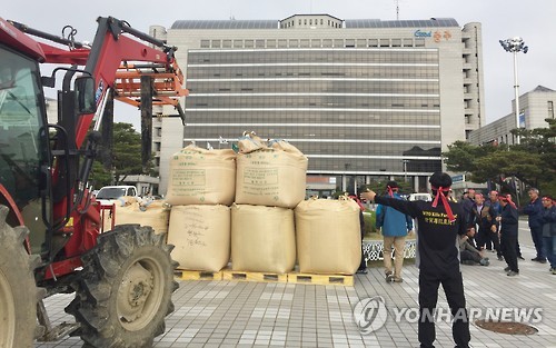정부 “쌀값 우선지급금 법대로 환수” vs 농민단체 “못 돌려준다” 연합뉴스