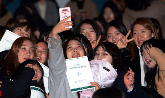 24일 서울 서대문구 이화여자대학교에서 열린 2017학년도 입학식에서 신입생들이 스마트폰으로 함께 사진을 찍고 있다. 2017. 2. 24. 박윤슬 기자 seul@seoul.co.kr