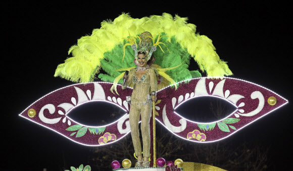 25일(현지시간) 포르투갈 마데이라섬 푼샬에서 열리고 있는 카니발 축제에서 한 여성 참가자가 멋진 의상을 입고 퍼레이드를 하고 있다. EPA 연합뉴스