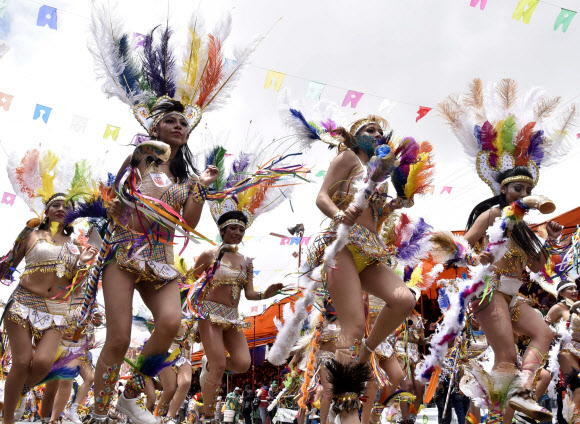 25일(현지시간) 볼리비아 오루로에서 열리고 있는 카니발 개회식에서 댄서들이 섹시한 의상을 입고 흥겹게 춤을 추고 있다. AFP 연합뉴스