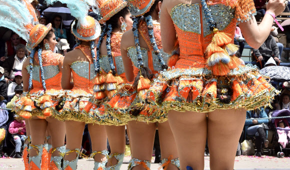 25일(현지시간) 볼리비아 오루로에서 열리고 있는 카니발 개회식에서 댄서들이 섹시한 의상을 입고 흥겹게 춤을 추고 있다. AFP 연합뉴스