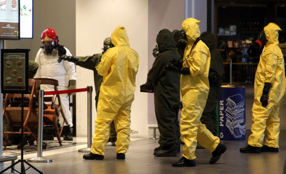 김정은 북한 노동당 위원장의 이복형 김정남이 지난 13일 맹독성 신경작용제 VX 공격을 받고 사망한 말레이시아 쿠알라룸푸르 국제공항2에서 말레이 당국이 독극물 제거작업을 진행했다.   연합뉴스