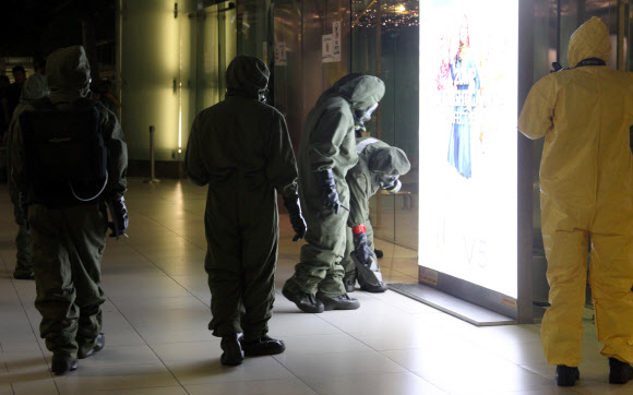 김정은 북한 노동당 위원장의 이복형 김정남이 지난 13일 맹독성 신경작용제 VX 공격을 받고 사망한 말레이시아 쿠알라룸푸르 국제공항2에서 말레이 당국이 독극물 제거작업을 진행했다.  연합뉴스