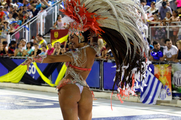 25일(현지시간) 파라과이 엔카르나시온에서 열린 카니발에서 댄서가 풍만한 몸매를 뽐내며 춤을 추고 있다. AFP 연합뉴스