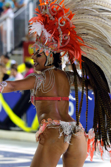 25일(현지시간) 파라과이 엔카르나시온에서 열린 카니발에서 댄서가 풍만한 몸매를 뽐내며 춤을 추고 있다. AFP 연합뉴스