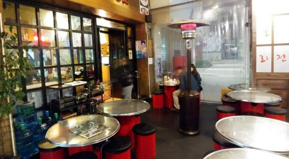 최근 김정남이 방문한 마카오 내 G모 한국음식점.  마카오의 G모 한국음식점의 사장 김모(여)씨는 지난 25일 연합뉴스와 전화통화에서 ”김정남이 4∼5개월 전 술이 많이 취한 상태에서 가게에 온 적 있다”며 ”신용카드를 받지 않는다고 하자 대신 돈을 내주겠다는 한국인 손님의 제안을 뿌리치고 어디론가 가더니 20분 만에 돈을 가져와서 계산하고 가는 등 자존심이 셌다”고 말했다.  연합뉴스