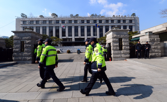 대통령탄핵 사건 마지막 변론일을 하루 앞 둔 26일 서울 종로구 헌법재판소 주변 경비가 강화된 가운데 경찰들이 경계근무를 서고 있다.   정연호 기자 tpgod@seoul.co.kr
