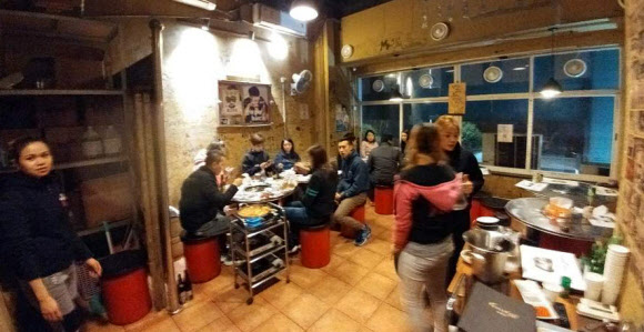 최근 김정남이 방문한 마카오 내 G모 한국음식점.  마카오의 G모 한국음식점의 사장 김모(여)씨는 지난 25일 연합뉴스와 전화통화에서 ”김정남이 4∼5개월 전 술이 많이 취한 상태에서 가게에 온 적 있다”며 ”신용카드를 받지 않는다고 하자 대신 돈을 내주겠다는 한국인 손님의 제안을 뿌리치고 어디론가 가더니 20분 만에 돈을 가져와서 계산하고 가는 등 자존심이 셌다”고 말했다.  연합뉴스