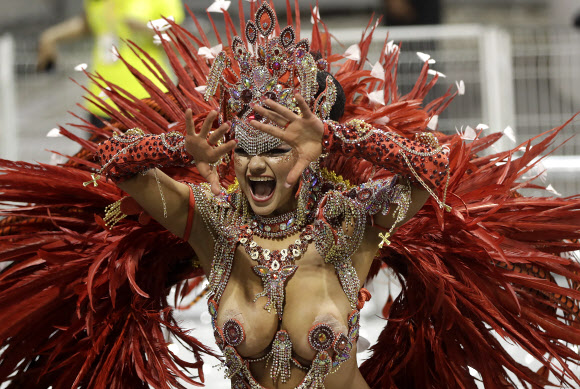 25일(현지시간) 브라질 상파울루에서 열린 카니발 퍼레이드에서 만차 베르데 삼바 스쿨의 여성 댄서가 멋진 퍼포먼스를 선보이고 있다. AP 연합뉴스