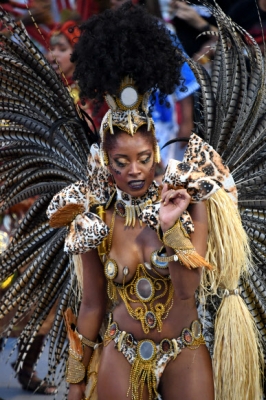 댄서가 26일(현지시간) 브라질 상파울루 삼바드로메에서 열린 카니발 퍼레이드 두번째 밤 동안 공연을 펼치고 있다. AFP 연합뉴스